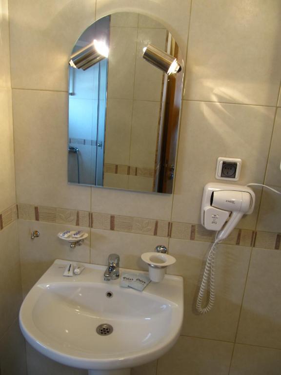 Aquilon Hotel & Thermal Pools Banya  Bilik gambar